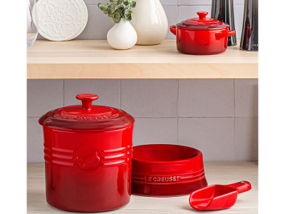 Le Creuset Pet Food Container with Scoop in Blueberry - CA-71402330220131