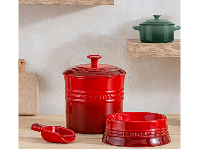 Le Creuset Pet Food Container with Scoop in Cerise - CA-71402330060131