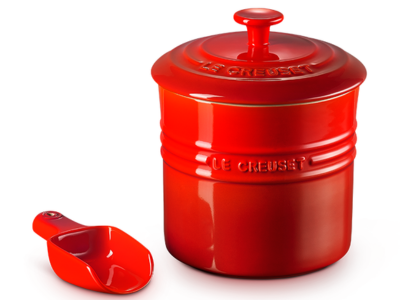 Le Creuset Pet Food Container with Scoop in Cerise - CA-71402330060131
